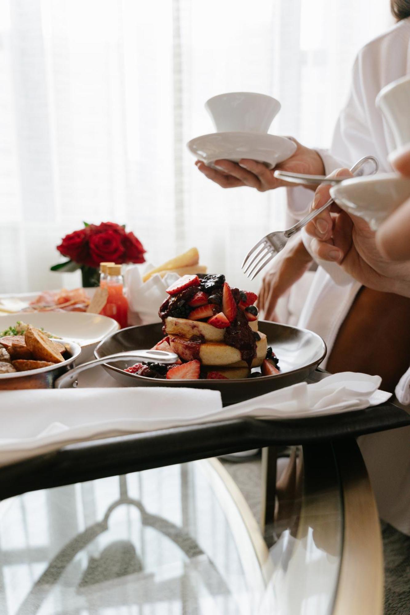 Hotel Birks مونتريال المظهر الخارجي الصورة A woman eating a dessert