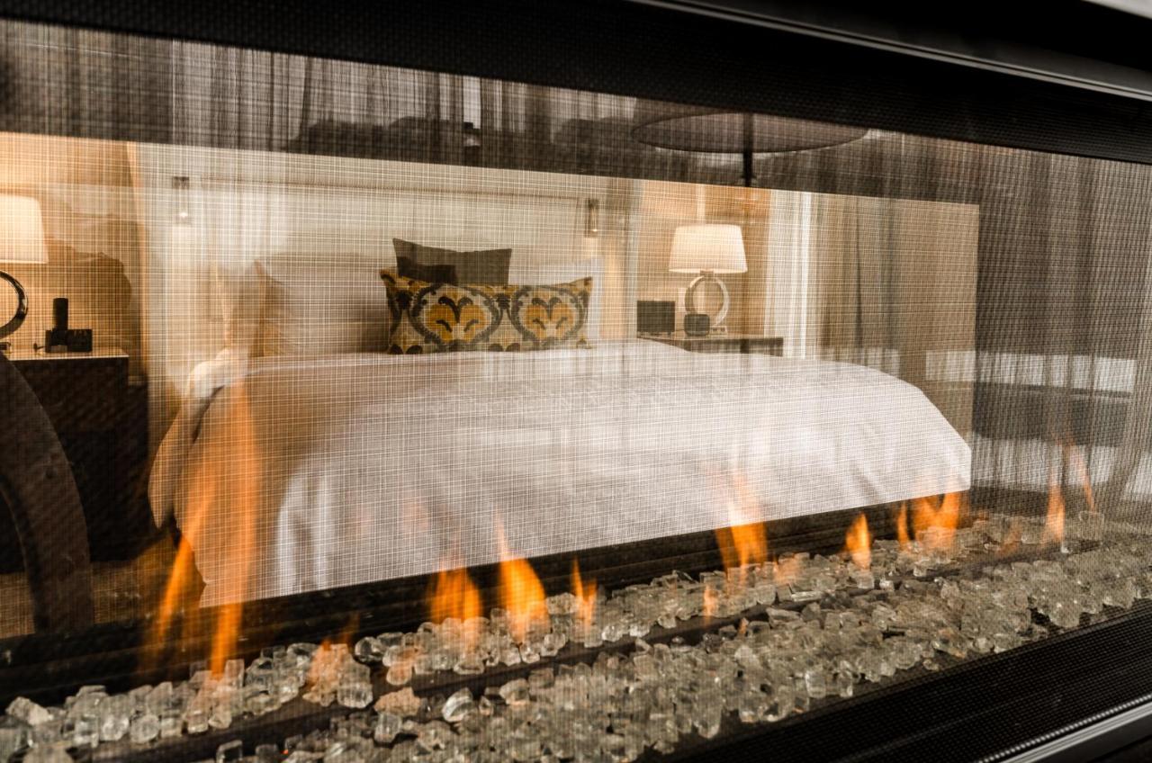 Hotel Birks مونتريال المظهر الخارجي الصورة A fireplace with a glass screen