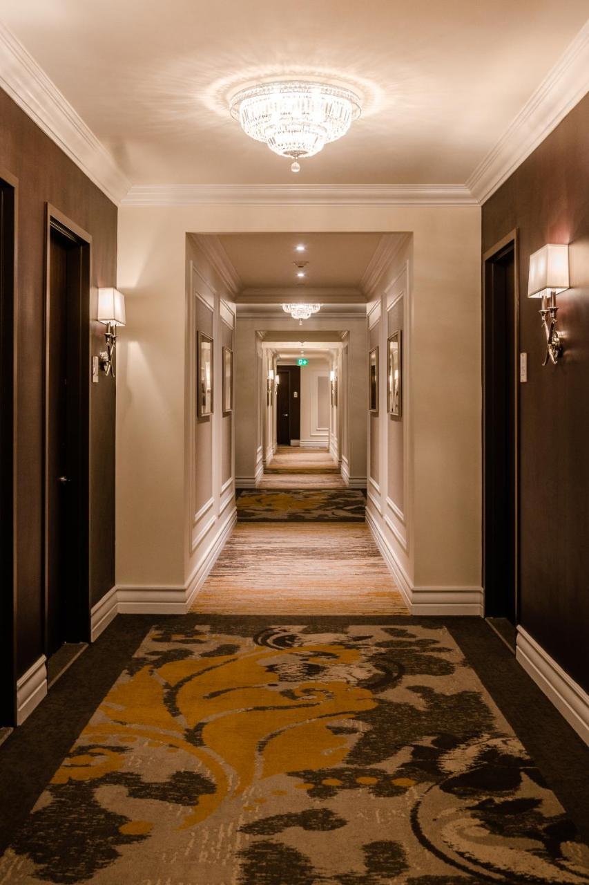 Hotel Birks مونتريال المظهر الخارجي الصورة A corridor at the hotel
