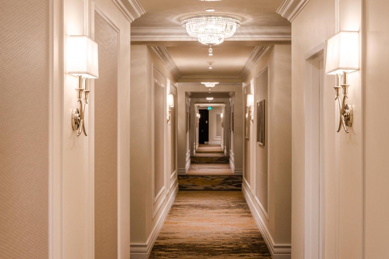 Hotel Birks مونتريال المظهر الخارجي الصورة A corridor at the Ritz-Carlton, Boston
