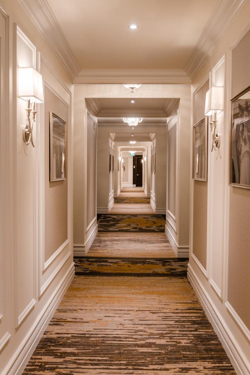 Hotel Birks مونتريال المظهر الخارجي الصورة A corridor at the hotel