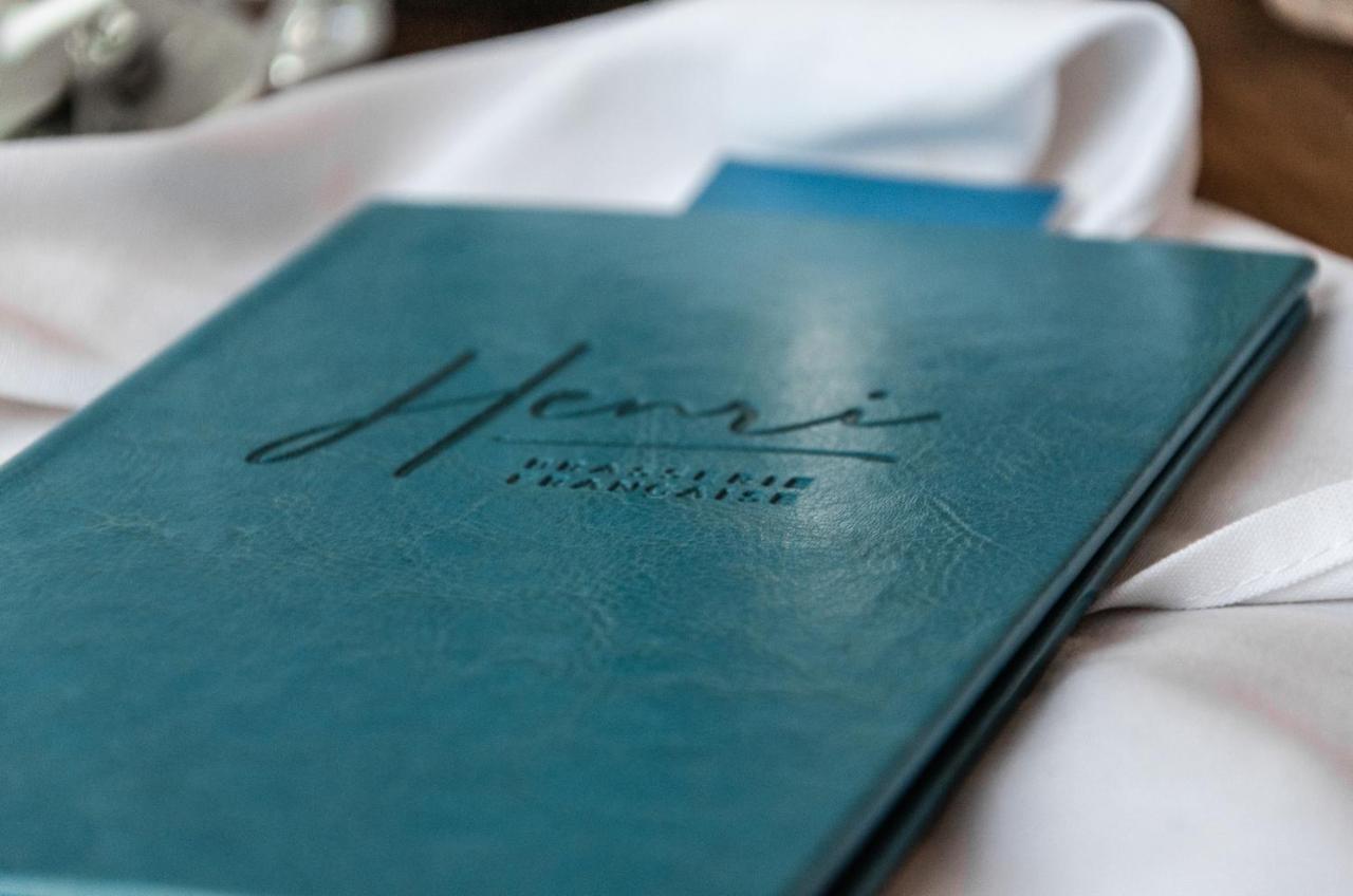 Hotel Birks مونتريال المظهر الخارجي الصورة Menu at the restaurant